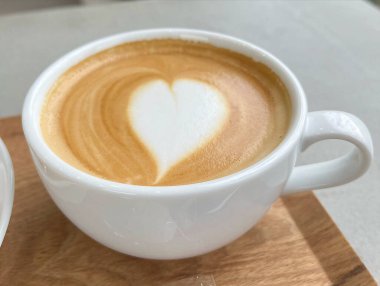 Kahvaltı için kahve dükkanında sıcak kahve fincanı.