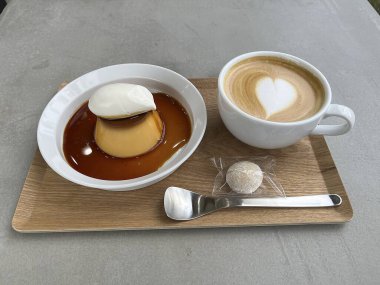 Kahve fincanı ve kahve tahta arka planda.