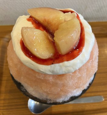 Bir dilim çikolatayla lezzetli bir pastanın kapağını kapat.