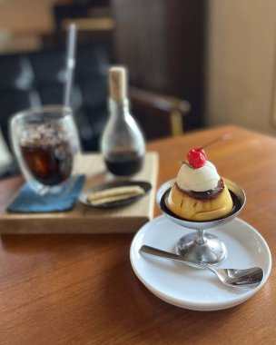 Masanın üzerinde bir fincan kahve ve kek.