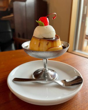 Kremalı ve dutlu lezzetli pasta.