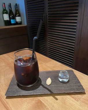 Bir fincan kahve, kaşık ve bir bardak çay.