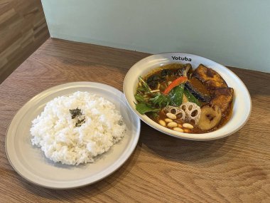 Domuz eti ve sebzeli Tayland pirinci.