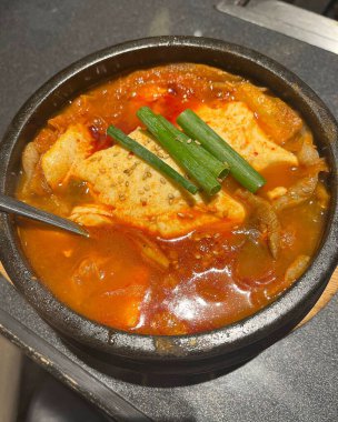 Kızarmış tavuğun mutfak fotoğrafı.