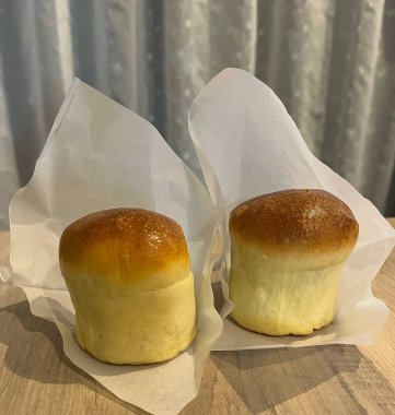 Tahta masada susamlı ev yapımı çörek.