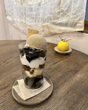 Masadaki cam bardakta dondurma.