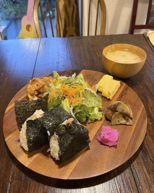 Pirinç ve sebzeli suşi.