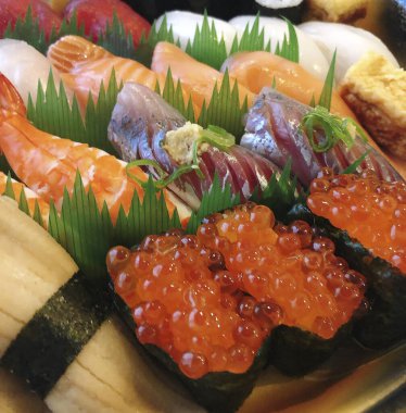 Tabakta lezzetli suşi.