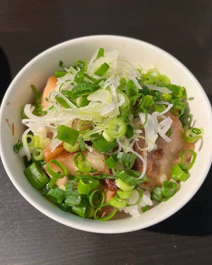 Japon mutfağı. Arkaplanda pirinç eriştesi