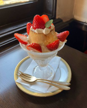Çilekli kremalı tatlı ve krem şantili..