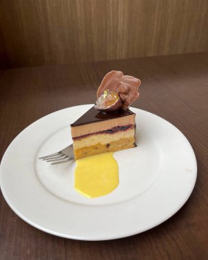 Karamel soslu çikolatalı pasta.