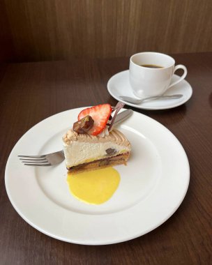 Kremalı ve çikolatalı kek..