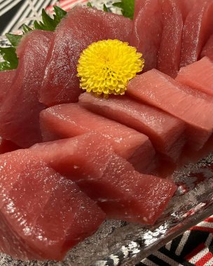 Beyaz tabakta taze sashimi.
