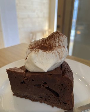 Beyaz tabakta bir parça dondurmayla bir dilim pasta.