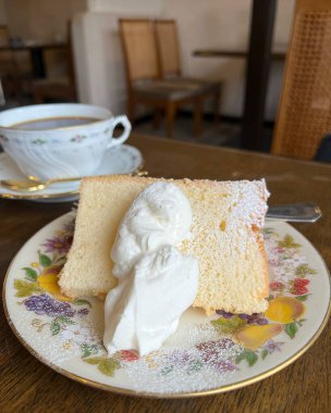 kek ve krema tabakta