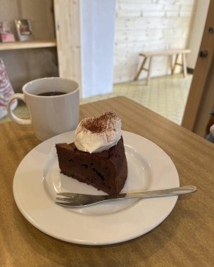 kahve ve kek masada.