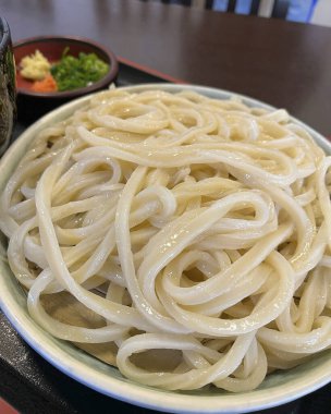 Tavuk ve sebzeli spagetti.