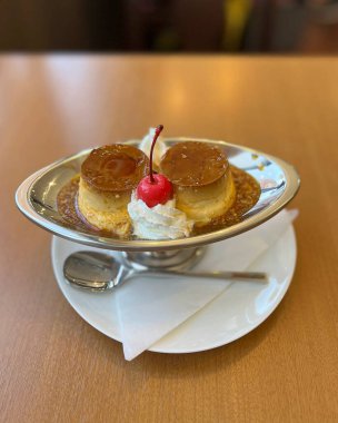 Kremalı ve çilekli krep.