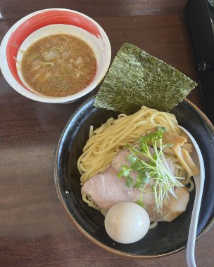 Japon mutfağı. Pirinç, balık ve sebzeli suşi. Fotoğrafı kapat