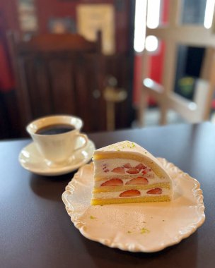 Kremalı ve çikolatalı lezzetli pasta.