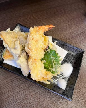 Taze karidesleri tempura ile kapatın.