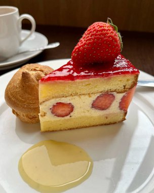 Çilek reçelli bir dilim pasta.