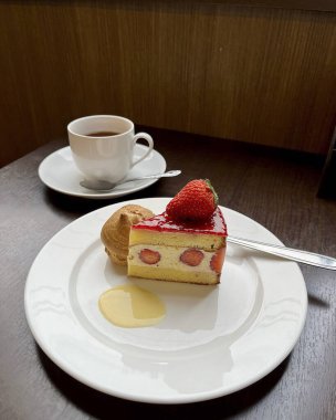 Böğürtlenli kek ve ahşap masada çay.