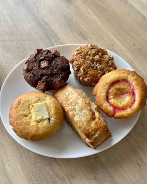 Çeşitli türde meyveli kekler ve pastalar, pastalar ve pastalar..