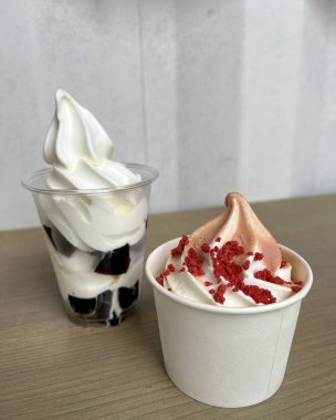 Dondurma ve çikolata.