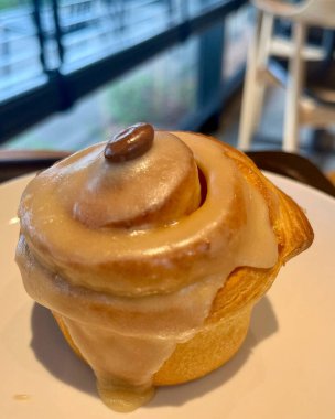 Bir fincan kahve ve lezzetli çikolatalı kek.