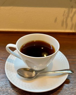 Kahve fincanı ve ahşap masa.