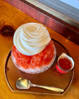 Kremalı ve kremalı çilekli pasta.