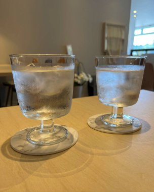 Bir bardak buzlu su ve bir fincan kahve.