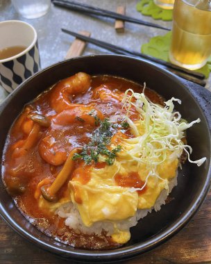 Sebzeli ve soslu kızarmış pirinç.