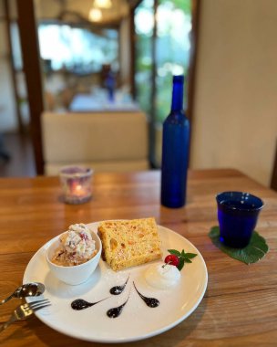 Tahta bir masada bir fincan kahve ve bir fincan çay..