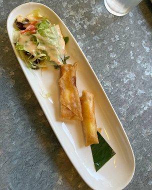 Japon mutfağı. Masada kızarmış balık.