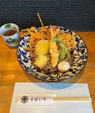 Japon mutfağı. Arka planda suşi var.