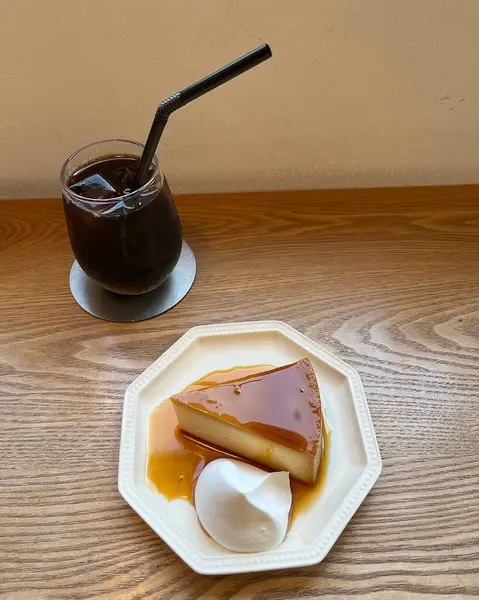 Masanın üzerinde bir dilim buzla bir fincan kahvenin yakın çekimi.