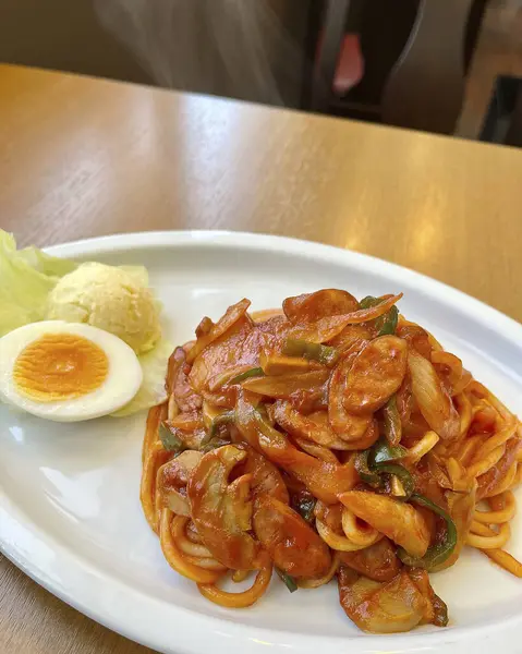 Bir kasede domuz eti ve sarımsaklı erişte.