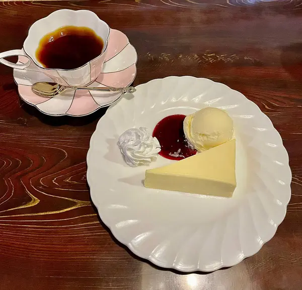 Tahta bir masanın üzerinde bir tabak lezzetli pastanın yakın çekimi.