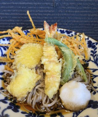 Tayland usulü karidesli erişte.