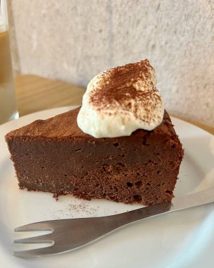 Krem şantili bir dilim çikolatalı pasta.