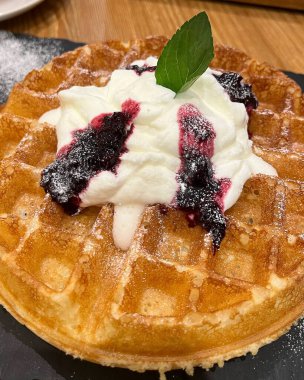 Waffle taze yaban mersini ve nane ile