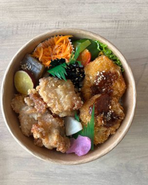 Sebzeli kızarmış tavuk.