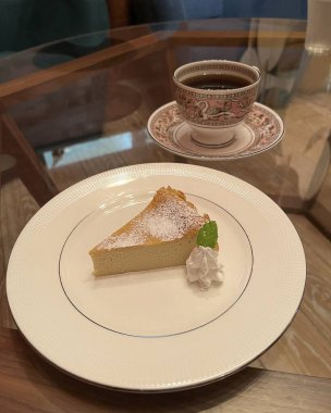 Kahve ve çayla nefis bir kek.