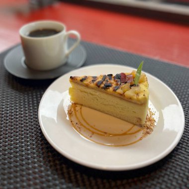 Beyaz tabakta bir dilim lezzetli pasta..