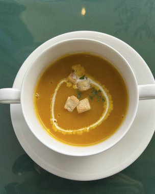 Tavuk ve sebzeli çorba.