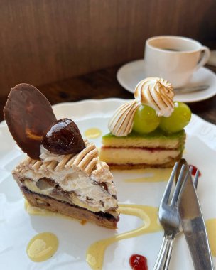 Beyaz tabaklı lezzetli bir pastanın yakın çekimi.