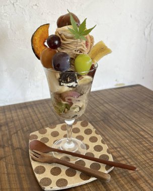 Kremalı ve çikolatalı meyve salatası.