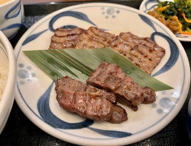 Lezzetli yiyeceklere dikkat edin.